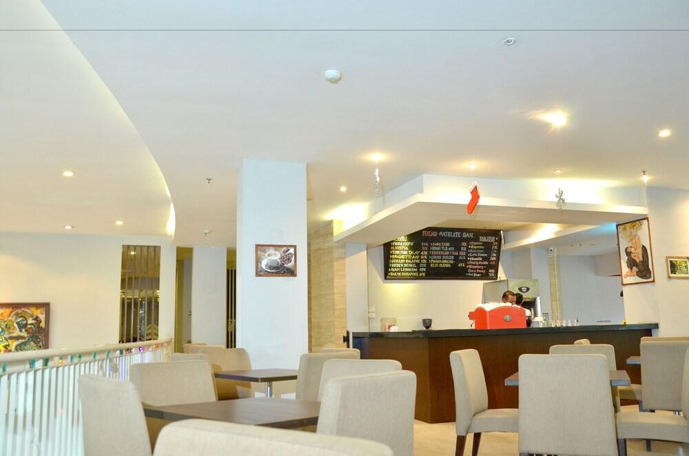 Grand Cakra Hotel Маланг Екстериор снимка