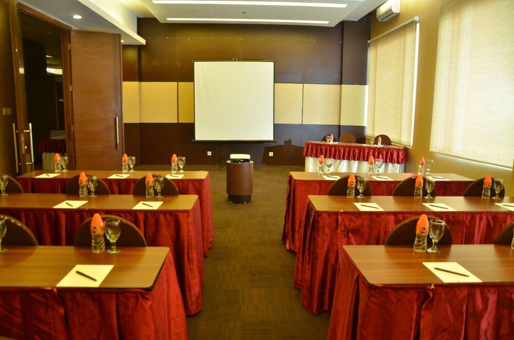 Grand Cakra Hotel Маланг Екстериор снимка
