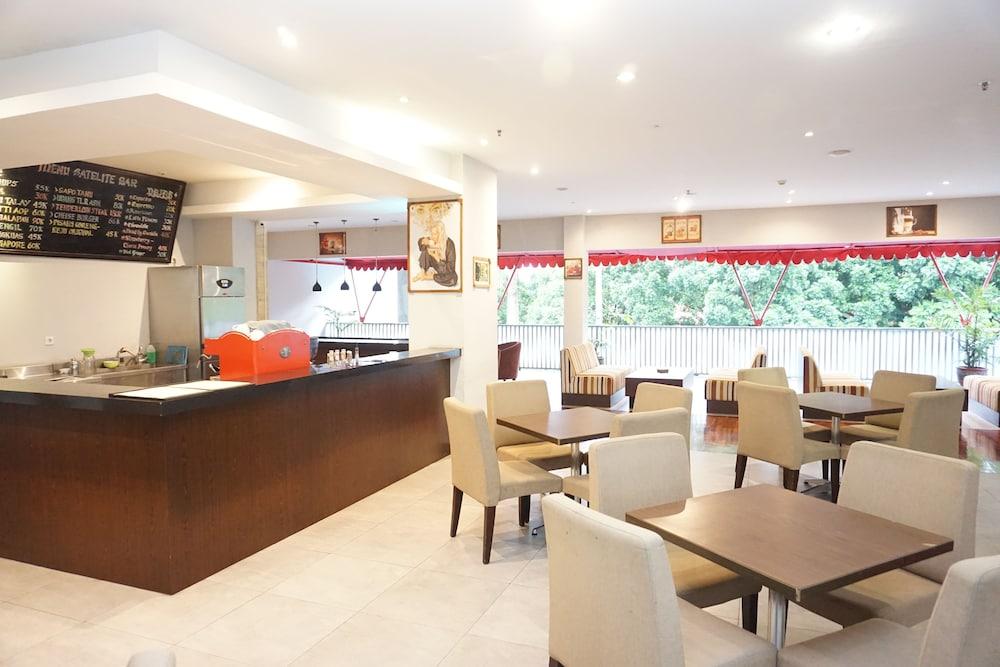 Grand Cakra Hotel Маланг Екстериор снимка