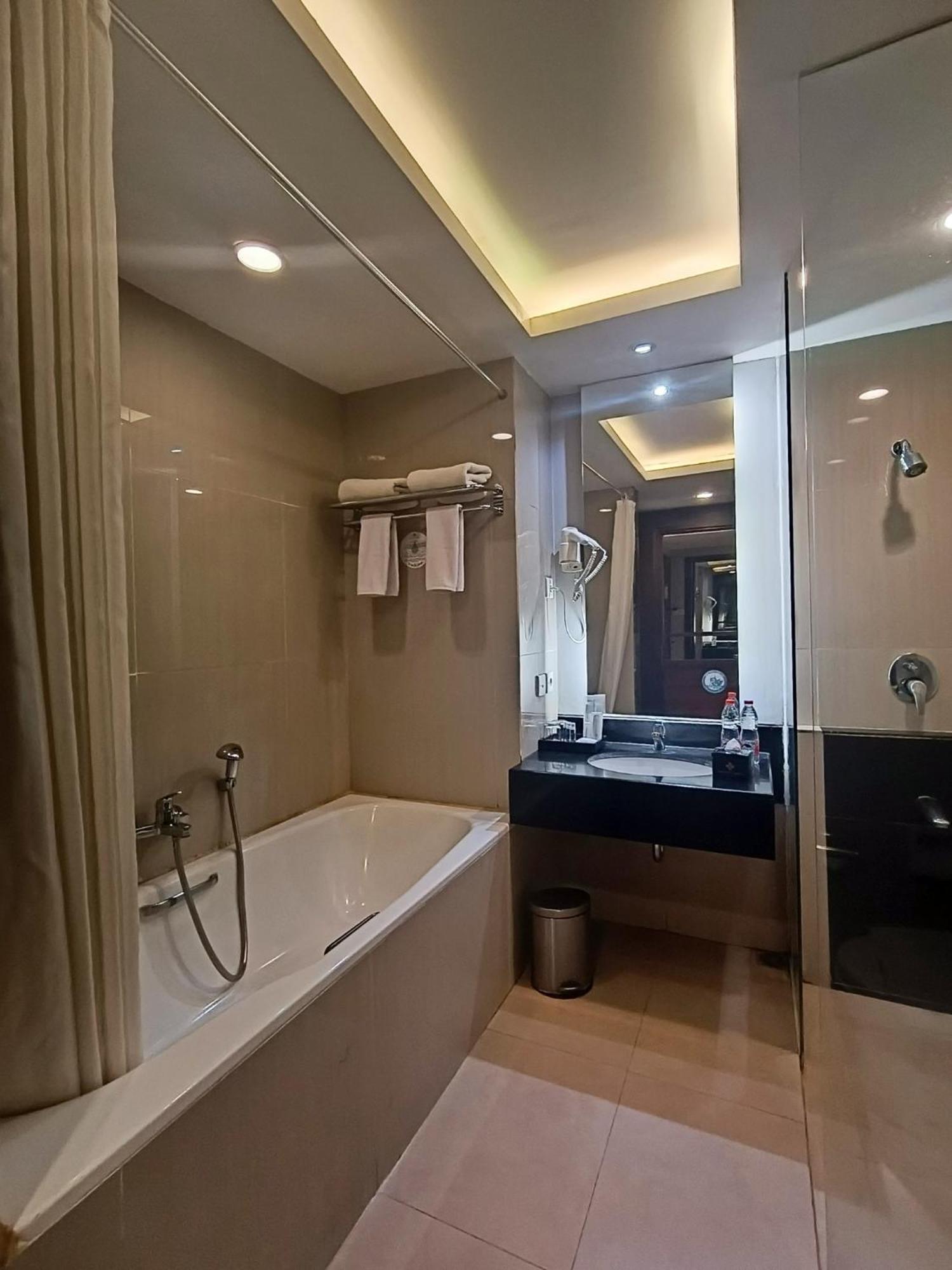 Grand Cakra Hotel Маланг Екстериор снимка