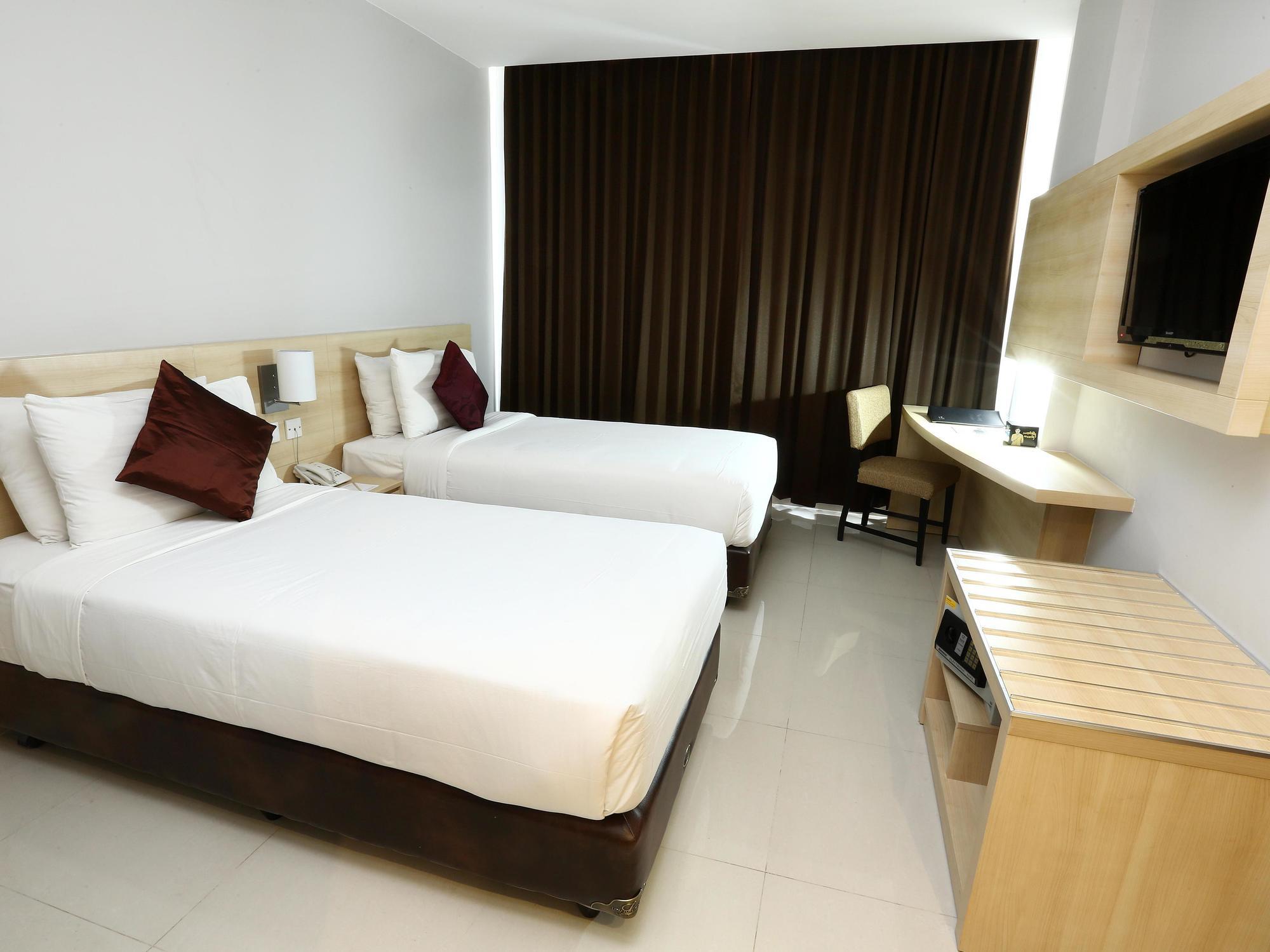 Grand Cakra Hotel Маланг Екстериор снимка